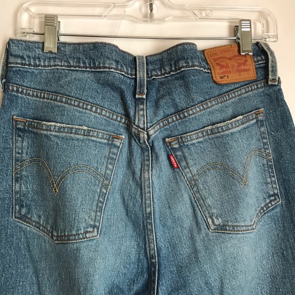 Levi’s 501 Button Fly Light Wash Jeans - Picture 10 of 14